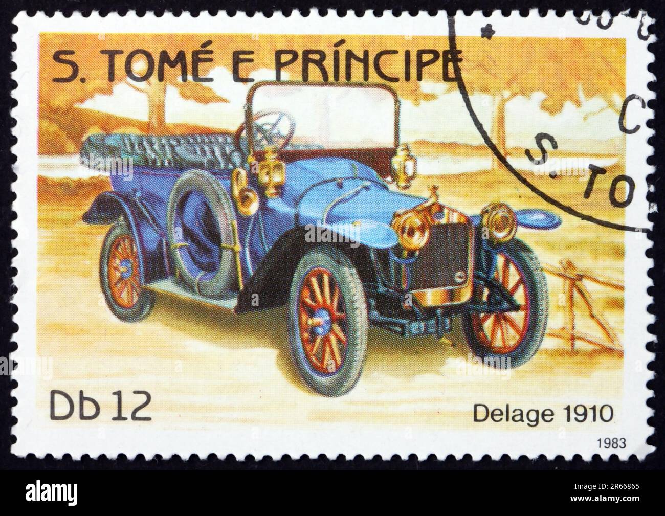 SAO TOME E PRINIPE - CIRCA 1983: Un francobollo stampato a Sao Tome e Principe mostra Delage, 1910, Automobile, circa 1983 Foto Stock