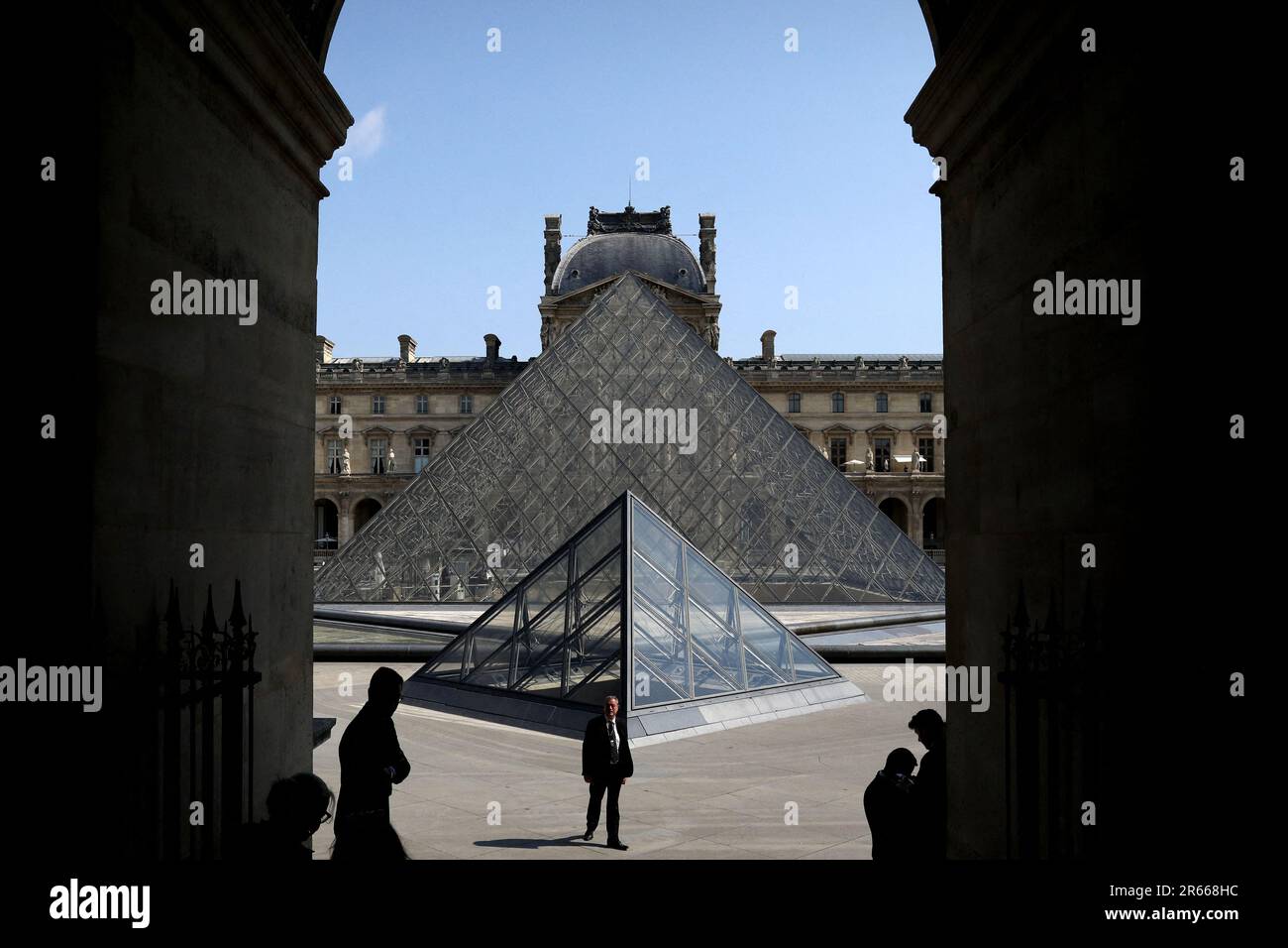 Parigi, Francia. 07th giugno, 2023. Il presidente francese Emmanuel Macron accompagnato dalla First Lady, Brigitte Macron e il presidente italiano Sergio Mattarella e sua figlia Laura Mattarella visitano il Museo del Louvre in occasione dell'inaugurazione della mostra "Napoli a Parigi", il 7 giugno 2023, a Parigi. Foto di Stephane Lemouton/Pool/ABACAPRESS.COM Credit: Abaca Press/Alamy Live News Foto Stock