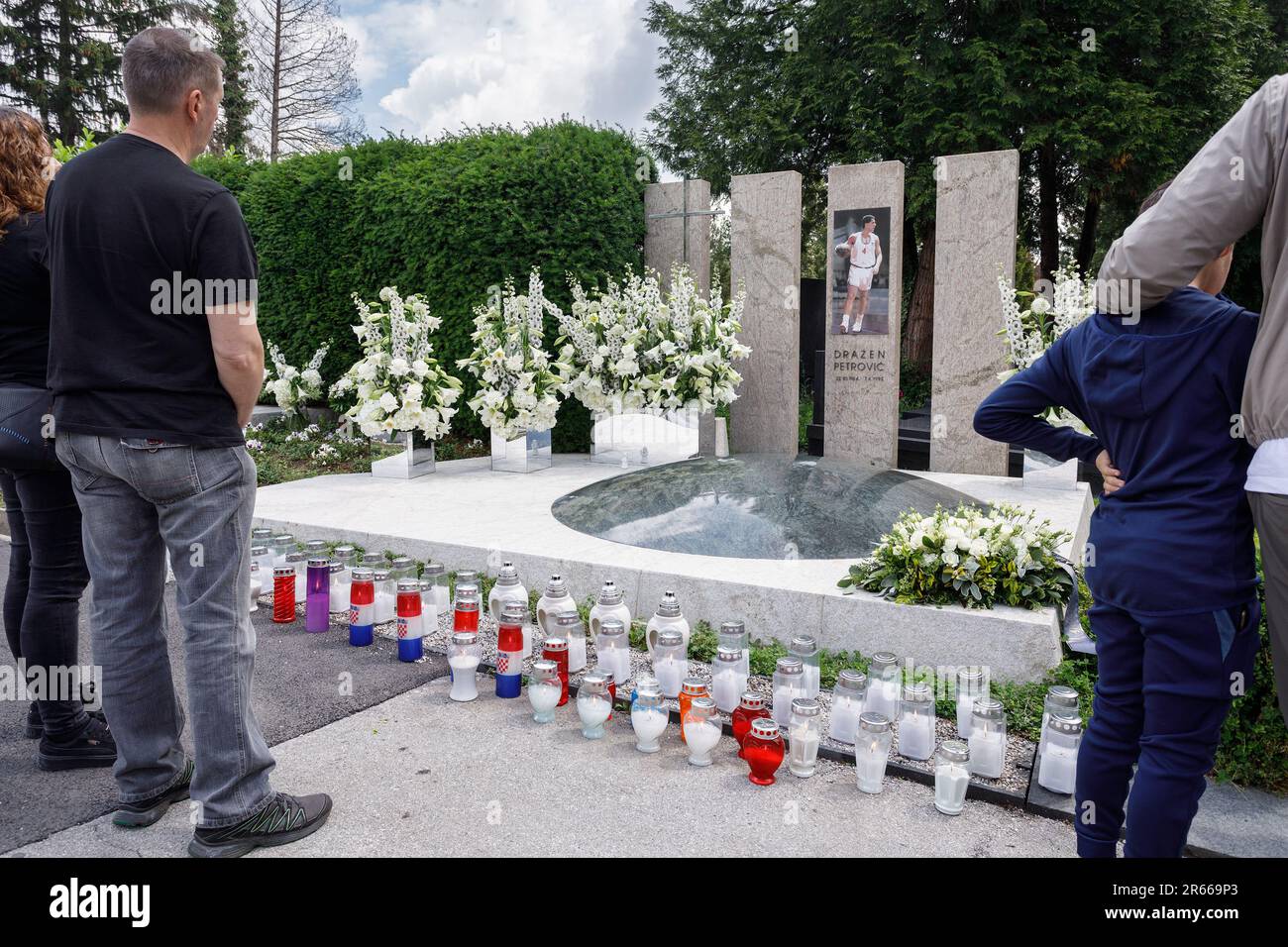 Zagabria, Croazia. 07th giugno, 2023. Fiori e candele sono stati deposti sulla tomba di Drazen Petrovic in occasione del 30th° anniversario della sua morte. Drazen Petrovic è stato uno dei più grandi giocatori croati e mondiali di basket ed è stato incluso tra le 50 persone che hanno contribuito maggiormente all'Eurolega. È uno dei più grandi atleti croati, ed è considerato il leader dell'ondata di giocatori europei di basket nell'NBA, a Zagabria, in Croazia, il 07 giugno 2023. Foto: Tomislav Miletic/PIXSELL Credit: Pixsell/Alamy Live News Foto Stock