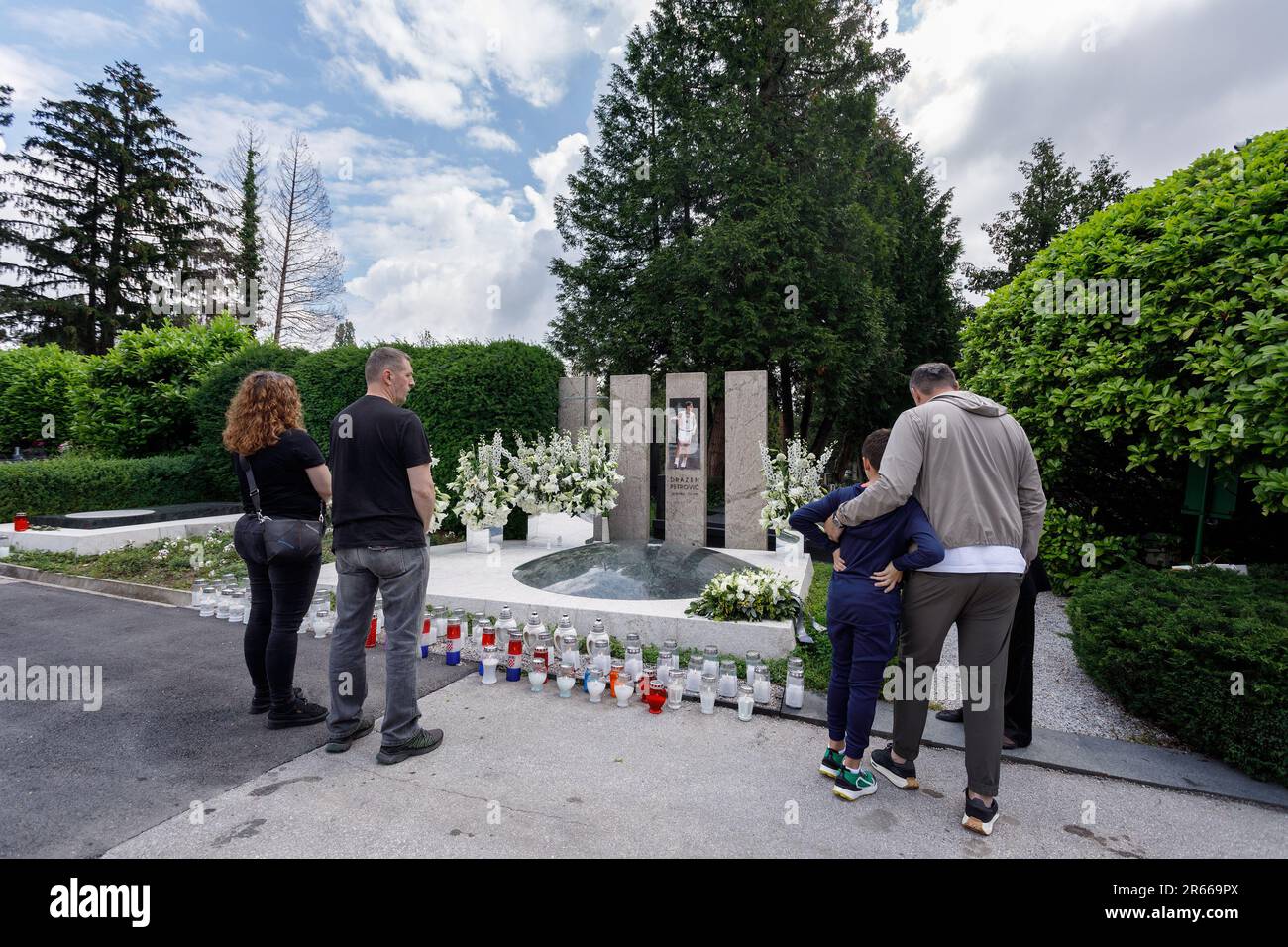 Zagabria, Croazia. 07th giugno, 2023. Fiori e candele sono stati deposti sulla tomba di Drazen Petrovic in occasione del 30th° anniversario della sua morte. Drazen Petrovic è stato uno dei più grandi giocatori croati e mondiali di basket ed è stato incluso tra le 50 persone che hanno contribuito maggiormente all'Eurolega. È uno dei più grandi atleti croati, ed è considerato il leader dell'ondata di giocatori europei di basket nell'NBA, a Zagabria, in Croazia, il 07 giugno 2023. Foto: Tomislav Miletic/PIXSELL Credit: Pixsell/Alamy Live News Foto Stock