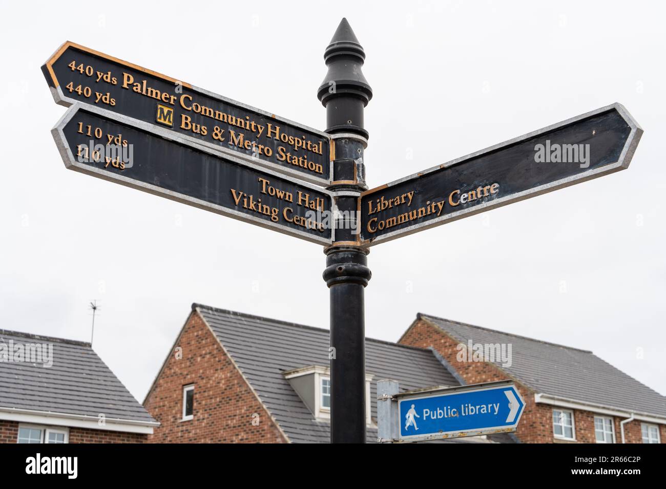 Jarrow, South Tyneside, Regno Unito. Giugno 7th 2023. Il processo del reddito di base universale ha annunciato con Jarrow che è una delle due città in Inghilterra in cui 15 genti saranno date $£1.600 un il mese senza le stringhe fissate, per vedere che effetto il denaro ha sulle loro vite. -- Un segno dirige la gente ai servizi pubblici nella città. Credit: Hazel Plater/ Alamy Live News Foto Stock