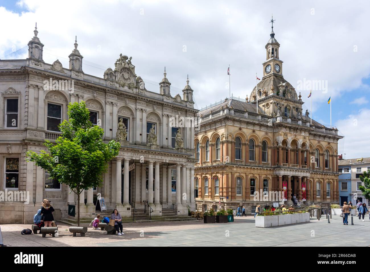 Ipswich Town Hall e Old Post Office (The Botanist Bar), The Cornhill, Ipswich, Suffolk, Inghilterra, Regno Unito Foto Stock
