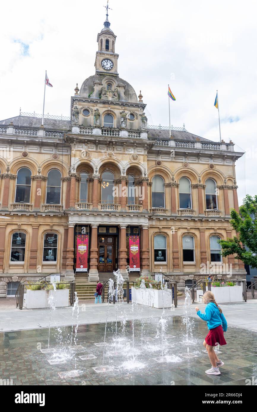 Bambini che giocano nella fontana, nel municipio di Ipswich, nella Cornhill, in Ipswich, nel Suffolk, Inghilterra, Regno Unito Foto Stock