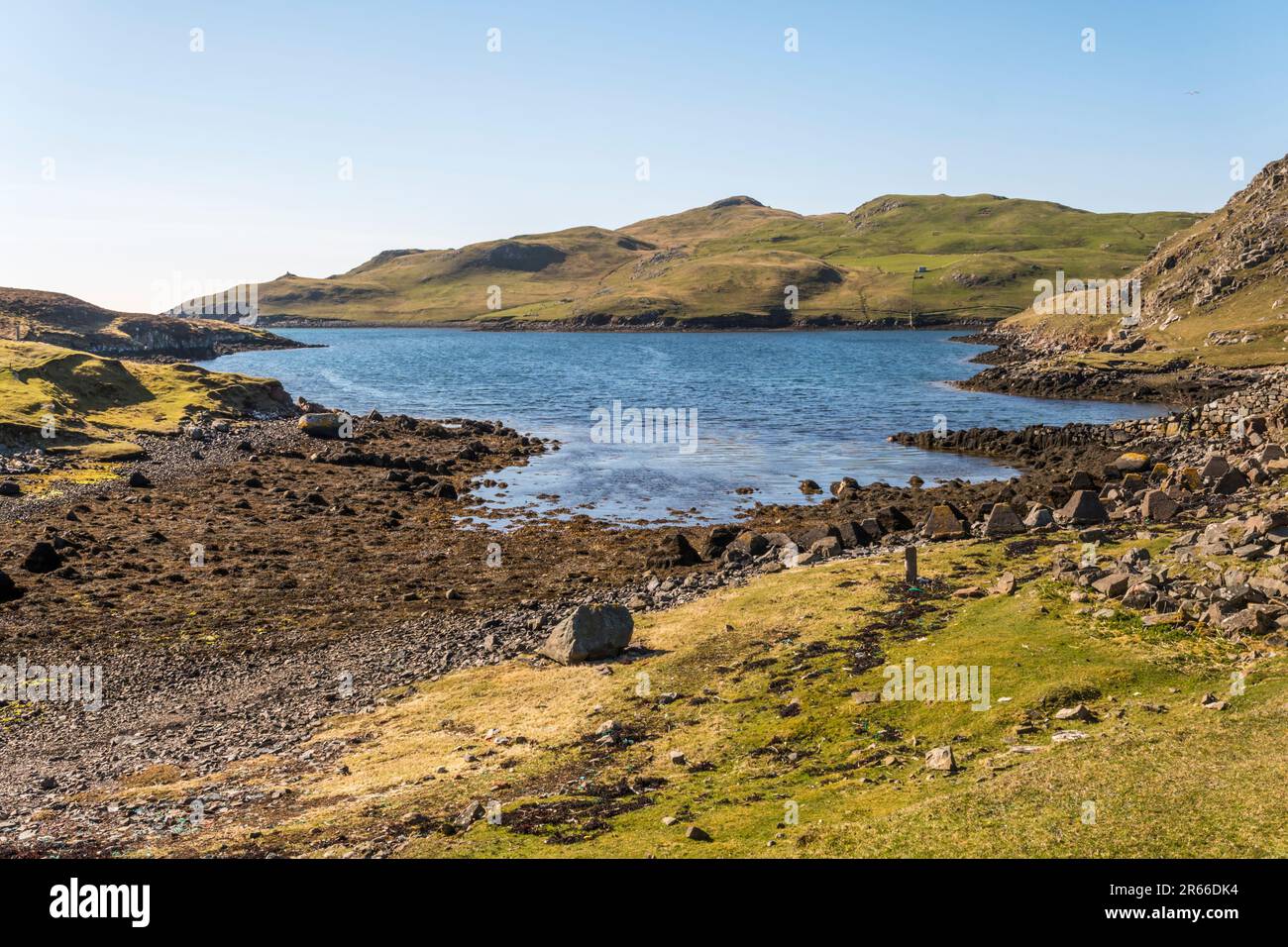 Osserva a ovest da Mavis Grind, lo stretto istmo che unisce Northmavine al resto delle Shetland Mainland. Foto Stock