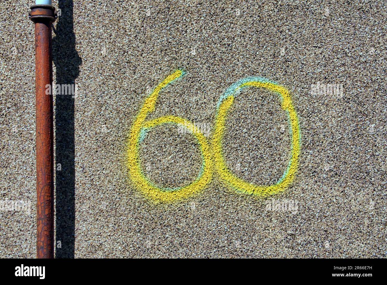 60 sessanta scritte in giallo su un muro Foto Stock