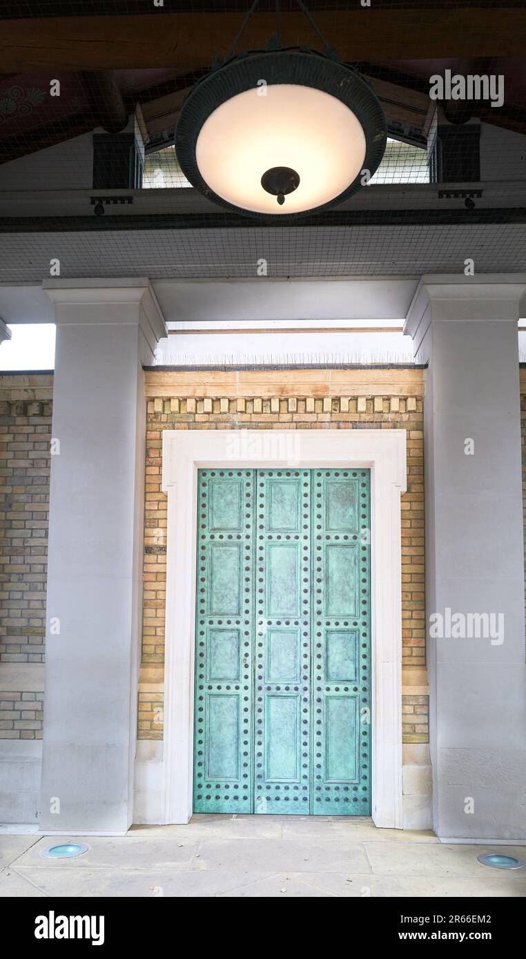 La porta d'ingresso alla Queen's Gallery a Buckingham Palace, Londra, Inghilterra, maggio 2023. Foto Stock