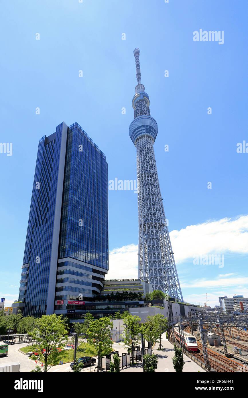 Tokyo Sky Tree e Piazza della Stazione di Oshiage Foto Stock