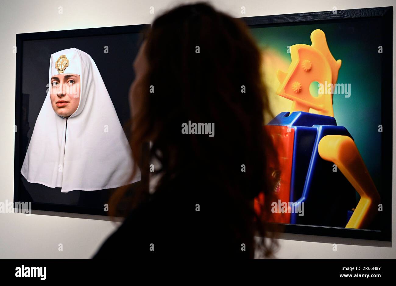 Praga, Repubblica Ceca. 07th giugno, 2023. La mostra di opere dell'artista e fotografo americano Andres Serran intitolato InFamous Beauty pictured on June 7, 2023, presso il DOX Contemporary Art Centre di Praga, Repubblica Ceca. Nella foto sono visibili i pezzi L-R Suor Irina e Drawing Robot. Credit: Katerina Sulova/CTK Photo/Alamy Live News Foto Stock