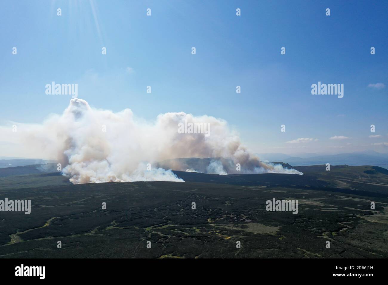 Glasgow, Regno Unito. 07th giugno, 2023. Campsie Fells Stirlingshire 7 giugno 2023. Wildfire continua a bruciare sulla cima del Campsie Fells a nord di Glasgow, a seguito di un prolungato periodo di siccità. Credit: ALAN OLIVER/Alamy Live News Foto Stock