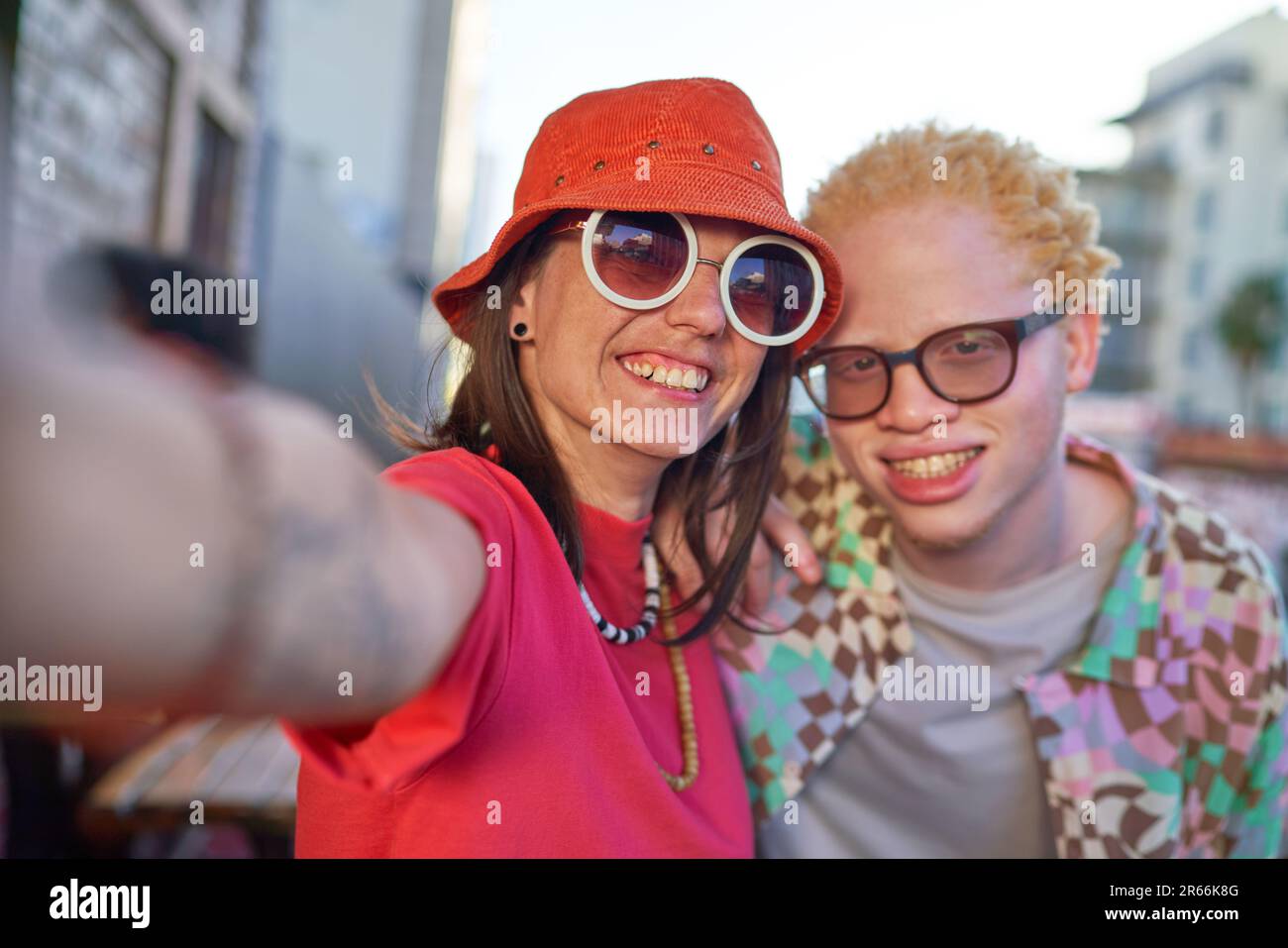 Selfie POV ritratto felice giovane coppia sul balcone urbano Foto Stock