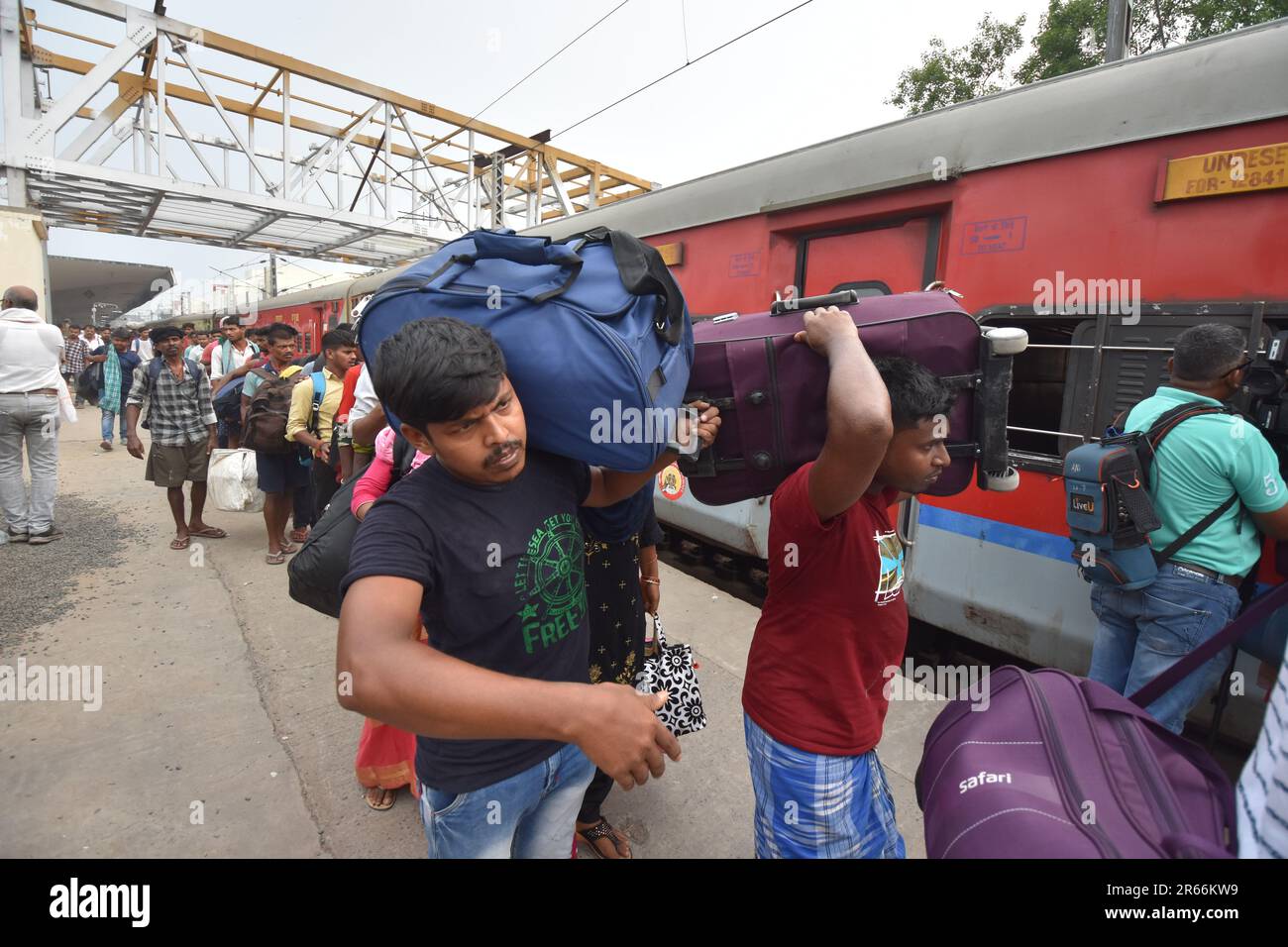 Kolkata, Bengala Occidentale, India. 7th giugno, 2023. Le persone entrano in un vano non riservato. Cinque giorni dopo il devastante triplo deragliamento a Bahanag Bazar di Odisha vicino a Balasore, in cui 280 persone sono state uccise e molti altri feriti, il 12841 Shalimar-Chennai Coromandel Express ha ripreso il suo viaggio dal Kolkata-fine alle 3,27 Mercoledì. (Credit Image: © Biswarup Gangully/Pacific Press via ZUMA Press Wire) SOLO PER USO EDITORIALE! Non per USO commerciale! Foto Stock