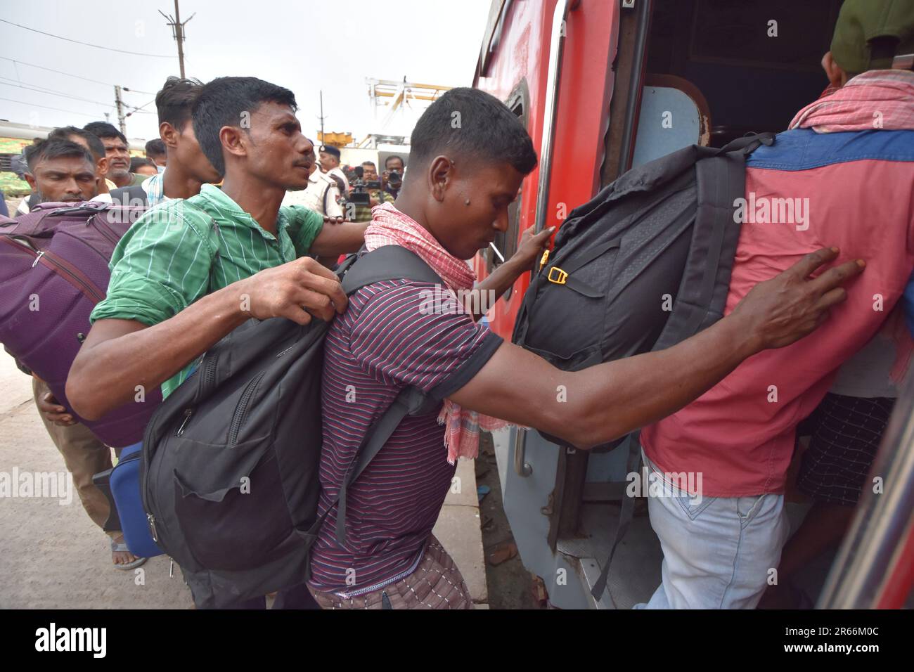 Kolkata, Bengala Occidentale, India. 7th giugno, 2023. Le persone entrano in un vano non riservato. Cinque giorni dopo il devastante triplo deragliamento a Bahanag Bazar di Odisha vicino a Balasore, in cui 280 persone sono state uccise e molti altri feriti, il 12841 Shalimar-Chennai Coromandel Express ha ripreso il suo viaggio dal Kolkata-fine alle 3,27 Mercoledì. (Credit Image: © Biswarup Gangully/Pacific Press via ZUMA Press Wire) SOLO PER USO EDITORIALE! Non per USO commerciale! Foto Stock