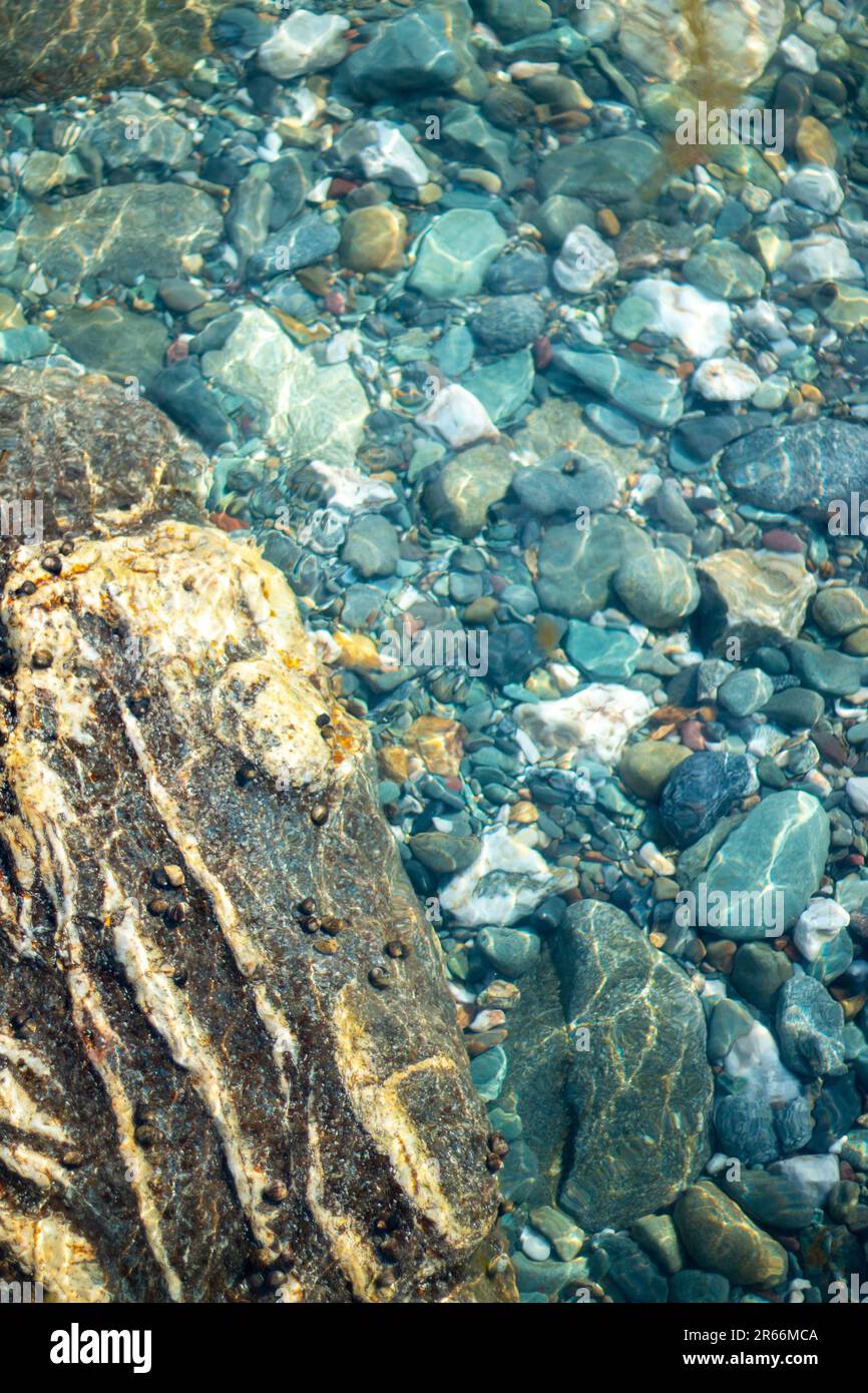 Vista astratta delle rocce appena sotto l'acqua a Sachuest Point, Middletown, Rhode Island Foto Stock