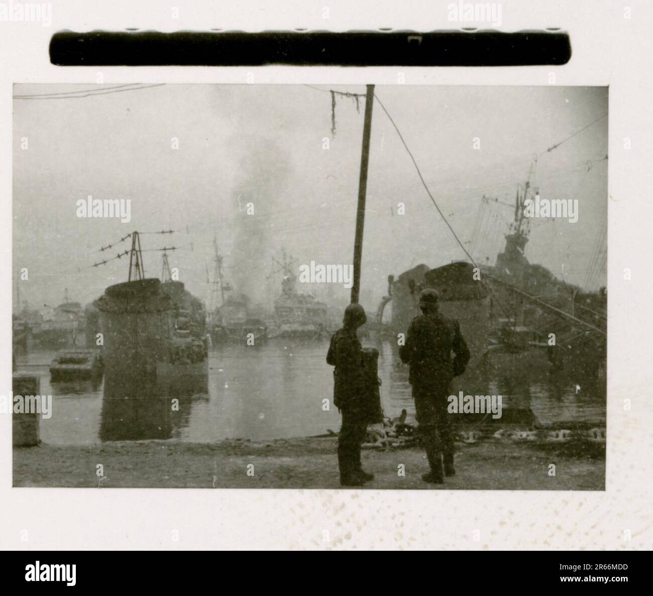 SS Photographer Blaurock, France, Finland 1942-44 SS Soldier ritratto foto, scuttling della flotta francese a Tolone nel novembre 1942, catturato russo anti-aereo pistola, Gebirgsjäger Regiment 11 'Reinhard Heydrich' in campo di formazione, attività quotidiane e ricreative, sfilata, attività, unità di artiglieria pesante Foto Stock