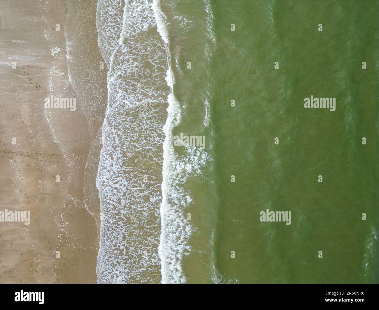 Drohnenfoto Wellen des Atlantik am Strand von Deauville, Normandie, Frankreich Foto Stock