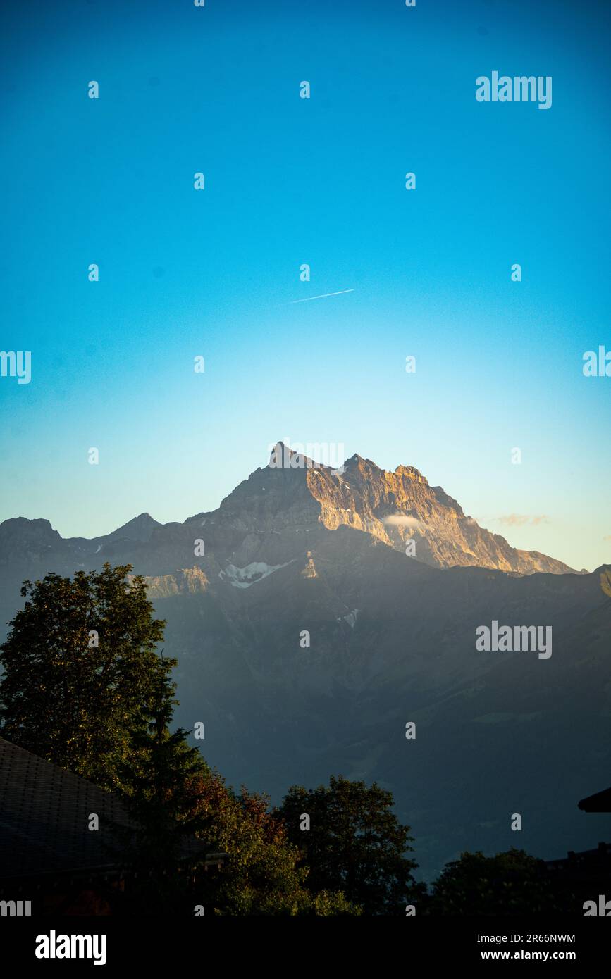 Vista sulle montagne passeggiando intorno a Villars-sur-Ollon in Svizzera Foto Stock