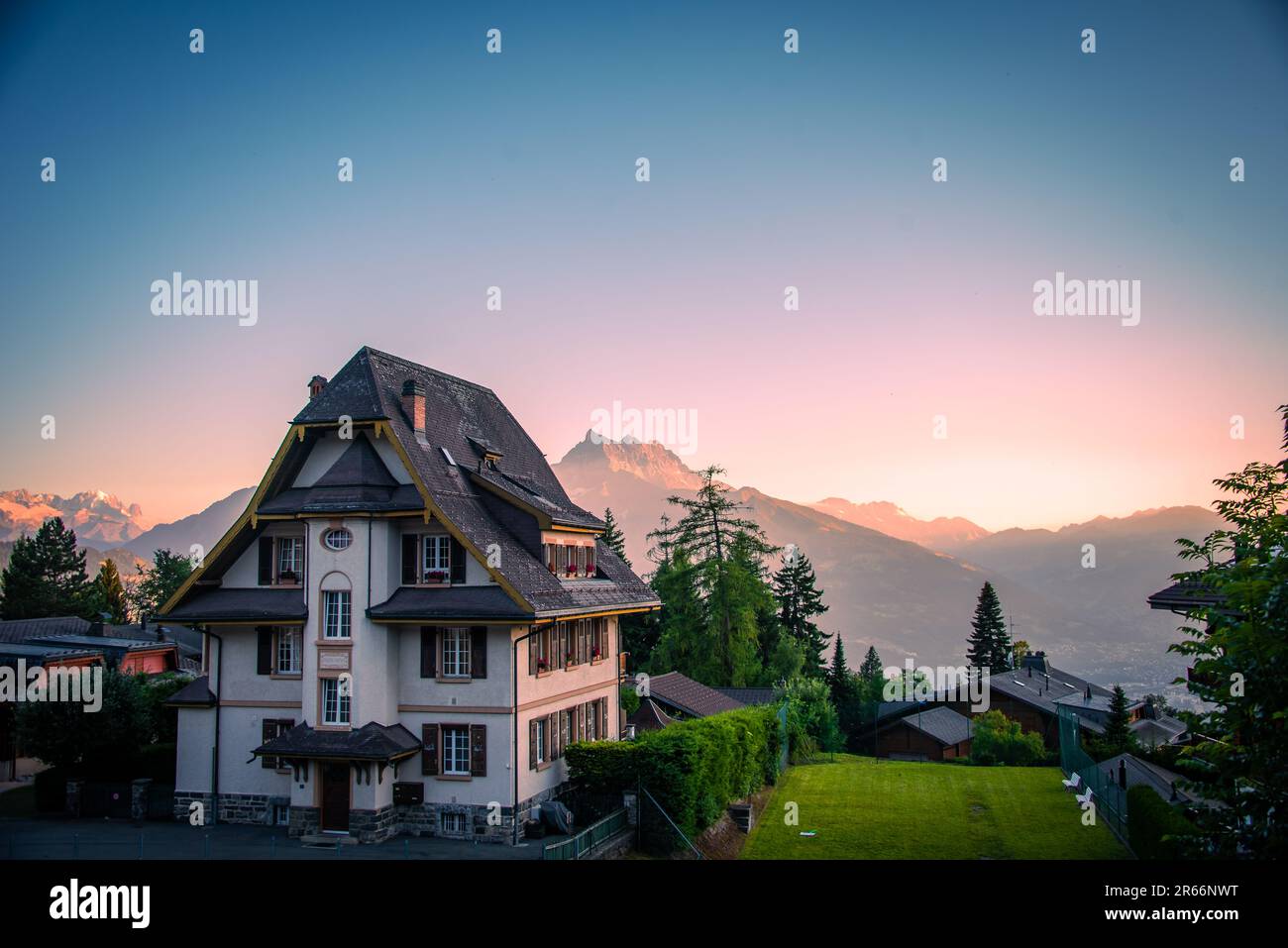 Vista sulle montagne passeggiando intorno a Villars-sur-Ollon in Svizzera Foto Stock