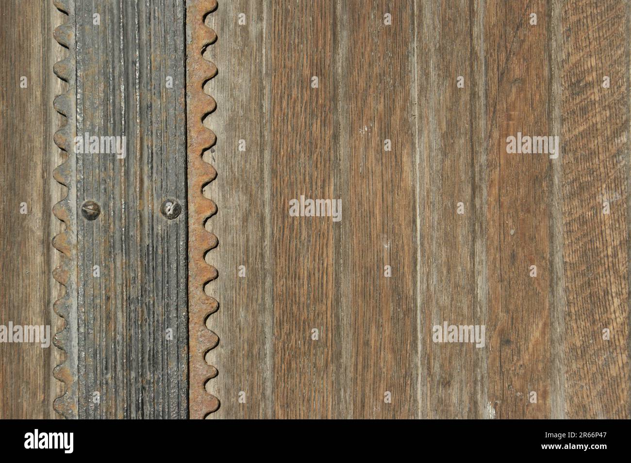 Frammento di una vecchia porta. Porte d'epoca con elementi metallici. Foto Stock