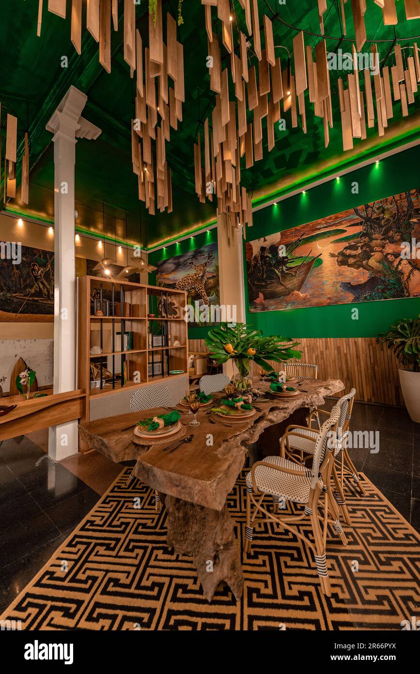 sala da pranzo rustica con finiture in legno ispirate alla giungla peruviana Foto Stock