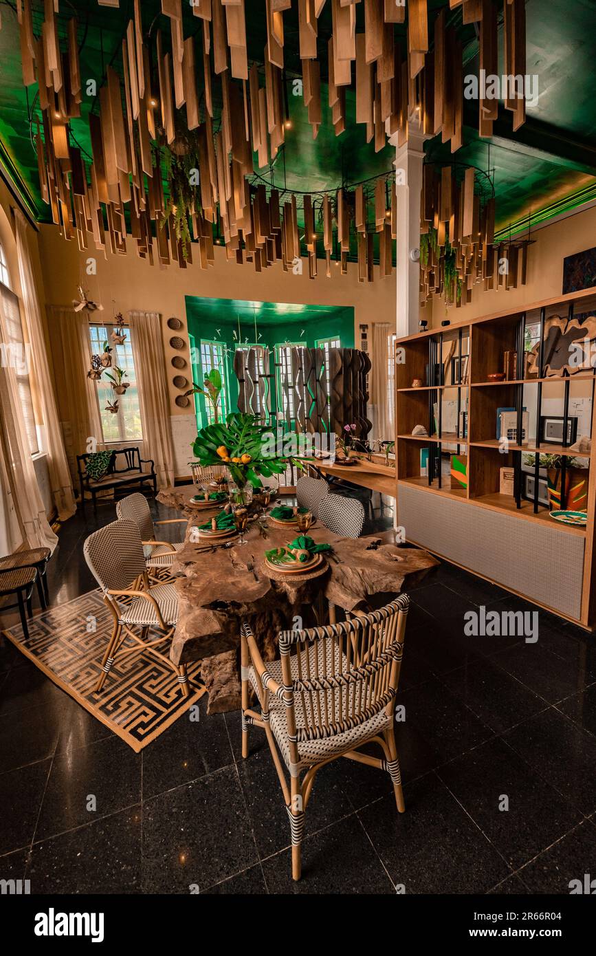 sala da pranzo rustica con finiture in legno ispirate alla giungla peruviana Foto Stock