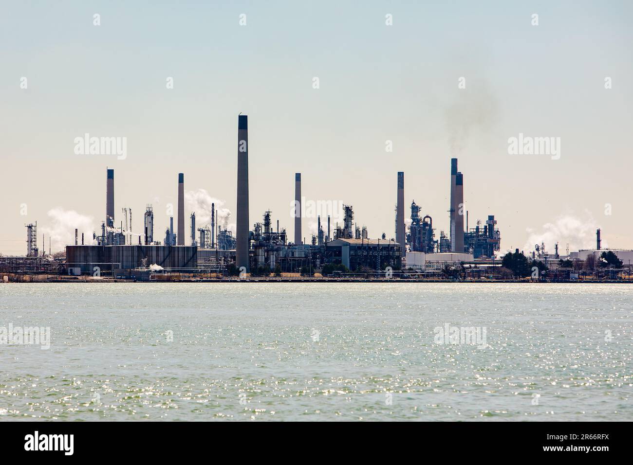 Affollato Lake raffinerie petrolifere impianti industriali pomeriggio diurno Foto Stock