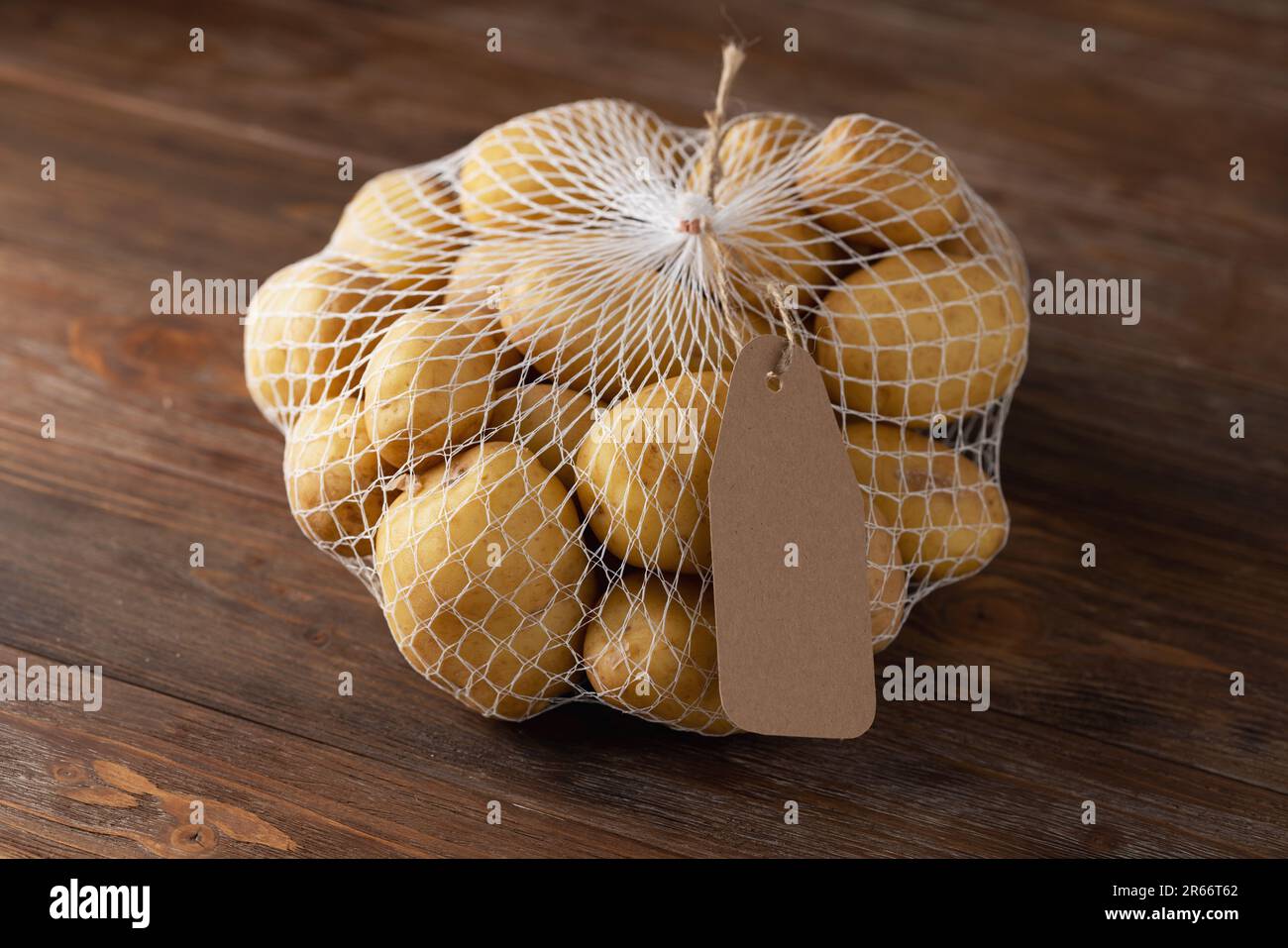 Griglia con patate su fondo di legno marrone con etichetta con spazio vuoto Foto Stock