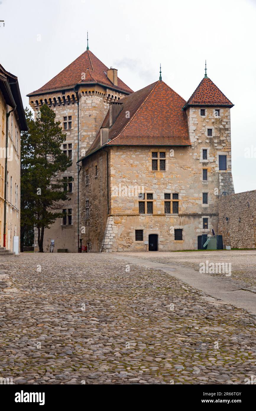 Annecy, Francia - 29 gennaio 2022: Lo Chateau d'Annecy è un castello restaurato che domina l'antica città francese di Annecy, nell'alta Savoia, Francia Foto Stock