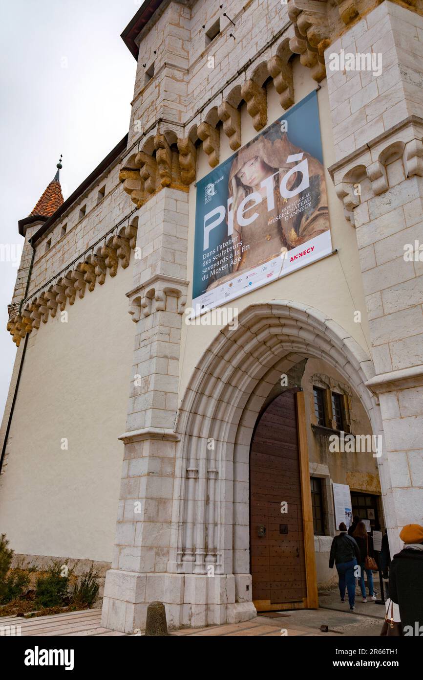 Annecy, Francia - 29 gennaio 2022: Lo Chateau d'Annecy è un castello restaurato che domina l'antica città francese di Annecy, nell'alta Savoia, Francia Foto Stock