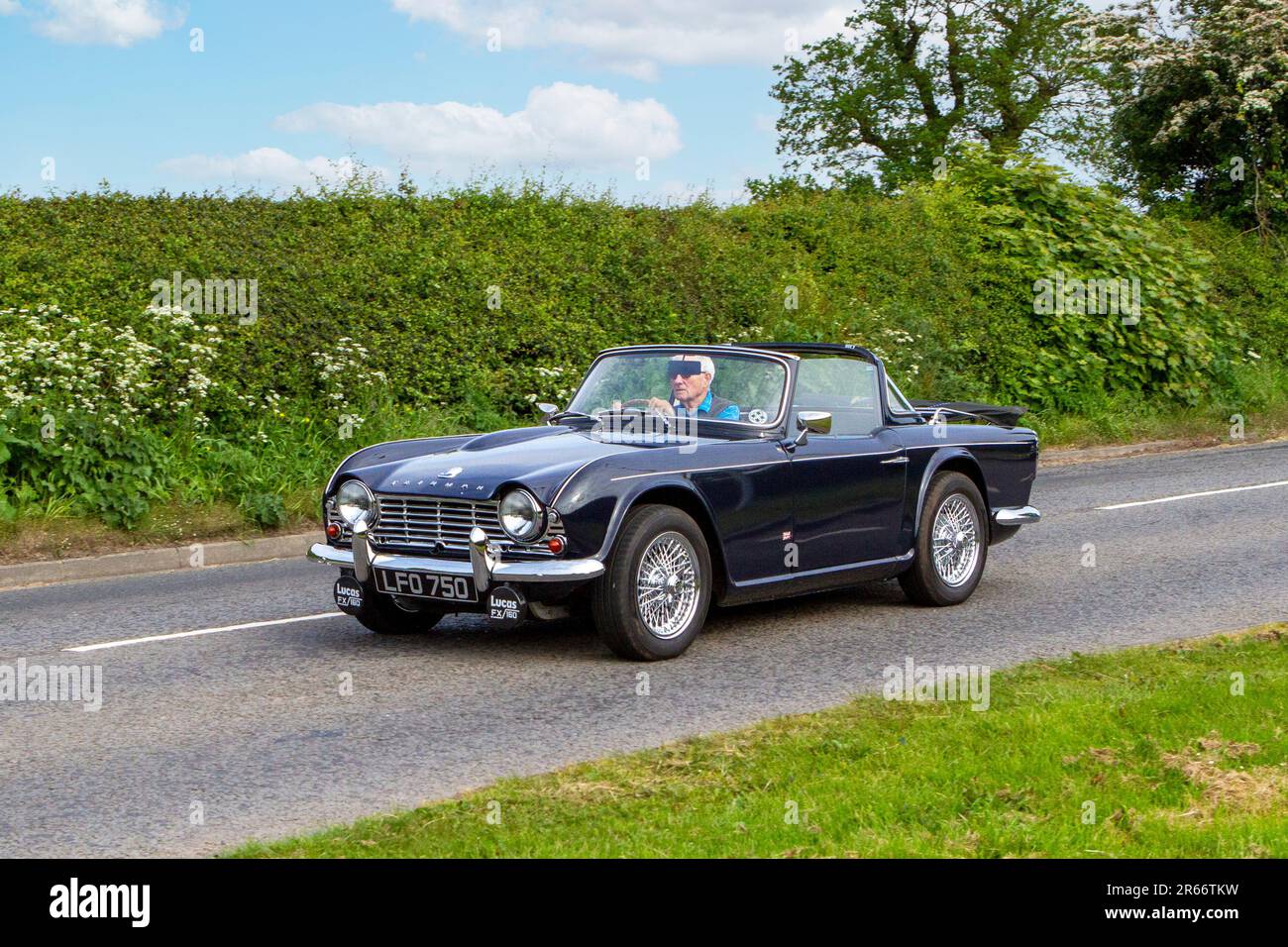 Auto d'epoca Blue Triumph TR4 Classic 1963, motori d'epoca in viaggio per la mostra di auto d'epoca Capesthorne Hall, Cheshire, Regno Unito Foto Stock