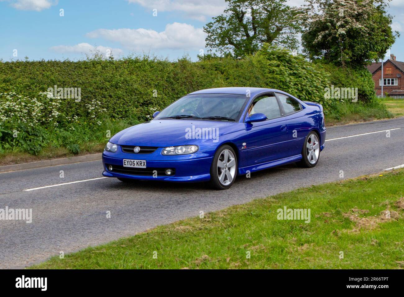 A Vauxhall Monaro V8 Blue Car Coupe benzina Capesthorne Hall mostra di auto d'epoca da collezione, Cheshire, Regno Unito Foto Stock