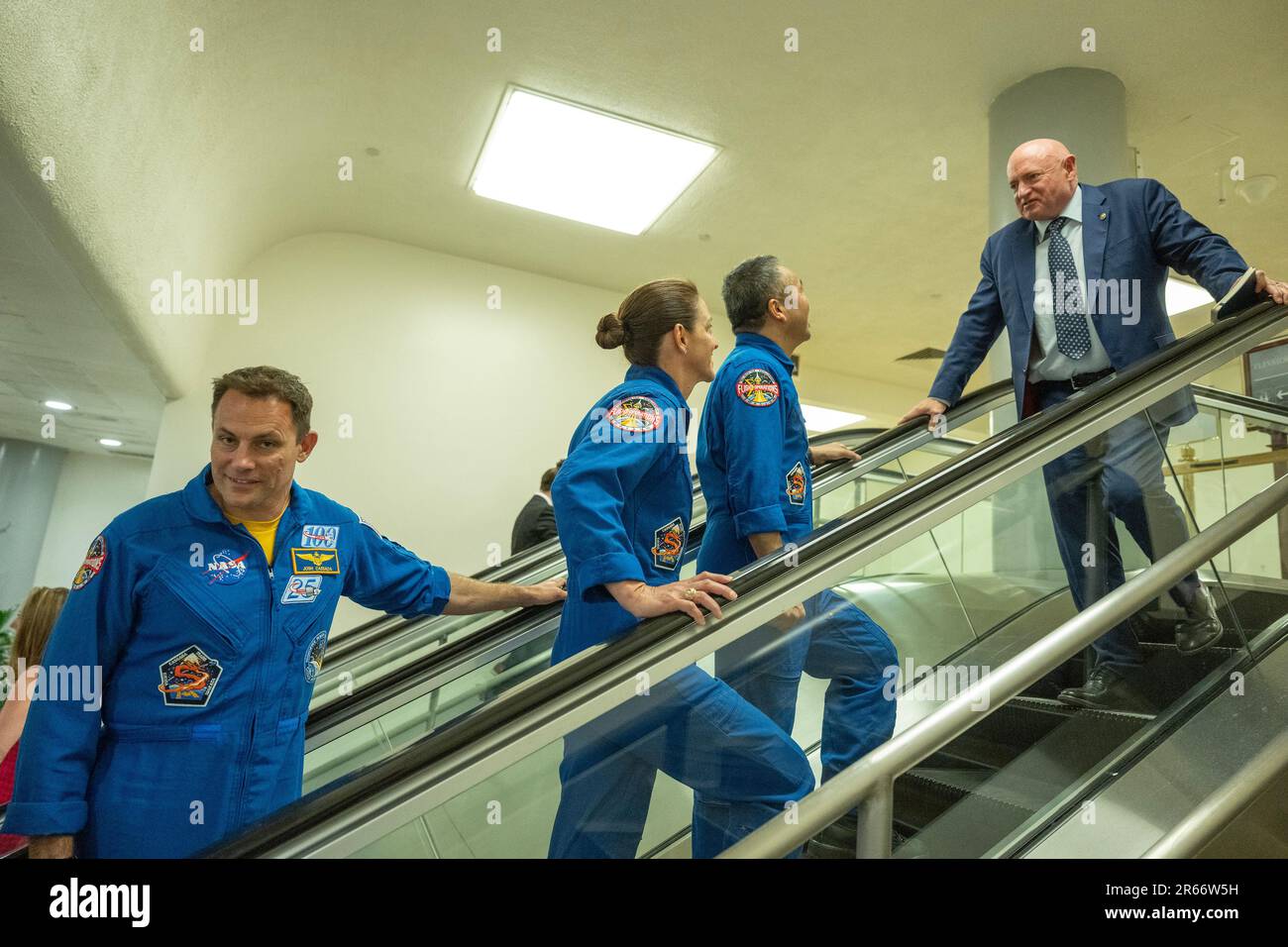 Il senatore degli Stati Uniti Mark Kelly (democratico dell'Arizona), in alto a destra, mostra le attrazioni del Campidoglio degli Stati Uniti agli astronauti della NASA Nicole Mann, a sinistra al centro, Josh Cassada, a sinistra, E l'astronauta JAXA (Japan Aerospace Exploration Agency) Koichi Wakata, a destra, al centro del Campidoglio degli Stati Uniti a Washington, DC mercoledì 7 giugno 2023. Mann, Cassada e Wakata facevano parte della missione SpaceX Crew-5 della NASA recentemente restituita alla Stazione spaziale Internazionale (ISS).Credit: Ron Sachs/CNP/MediaPunch Foto Stock