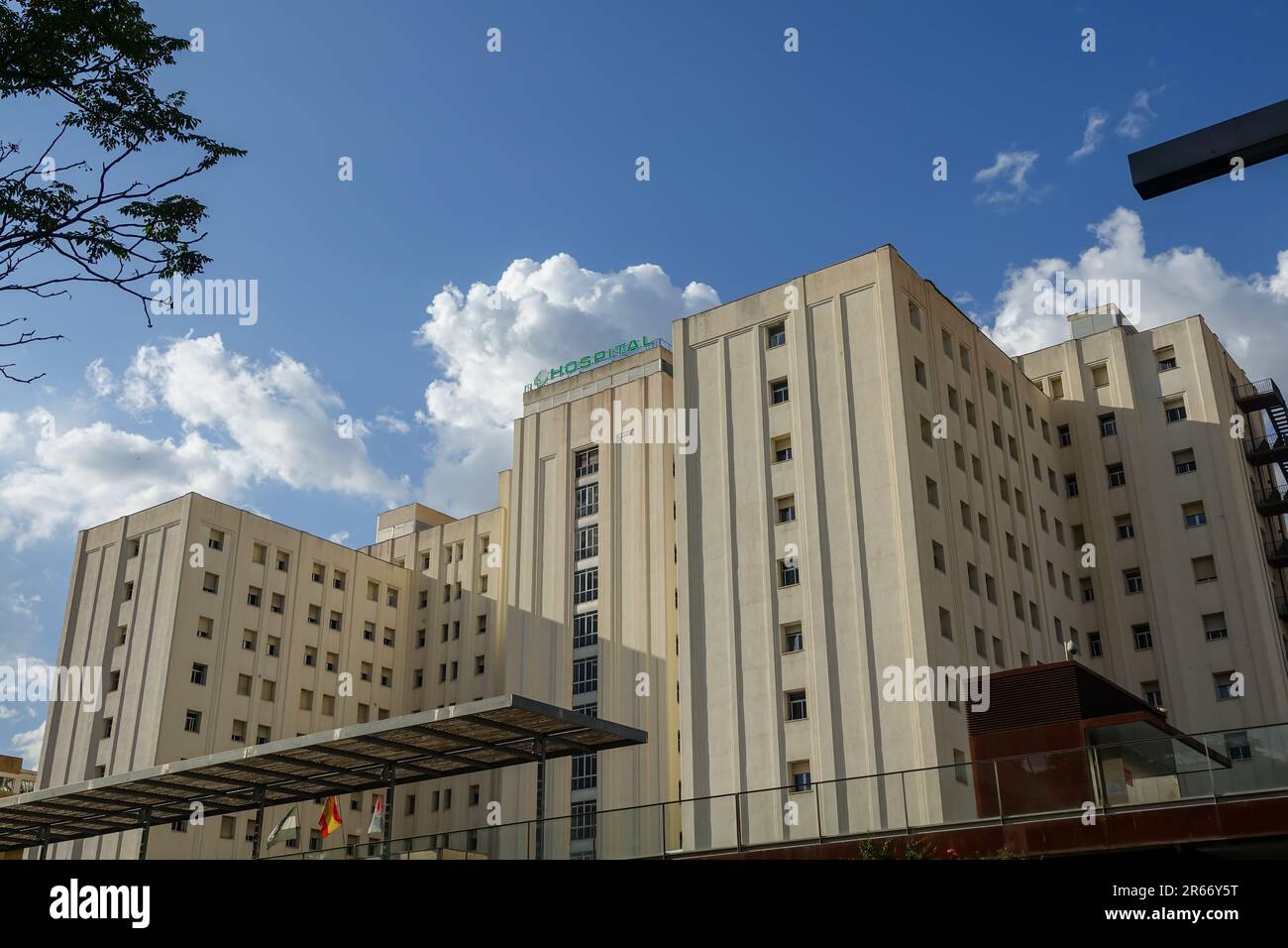 Granada, Spagna; 31 maggio 2023: Facciata principale dell'ospedale generale del complesso universitario Virgen de las Nieves di Granada (Spagna) in una giornata di sole Foto Stock