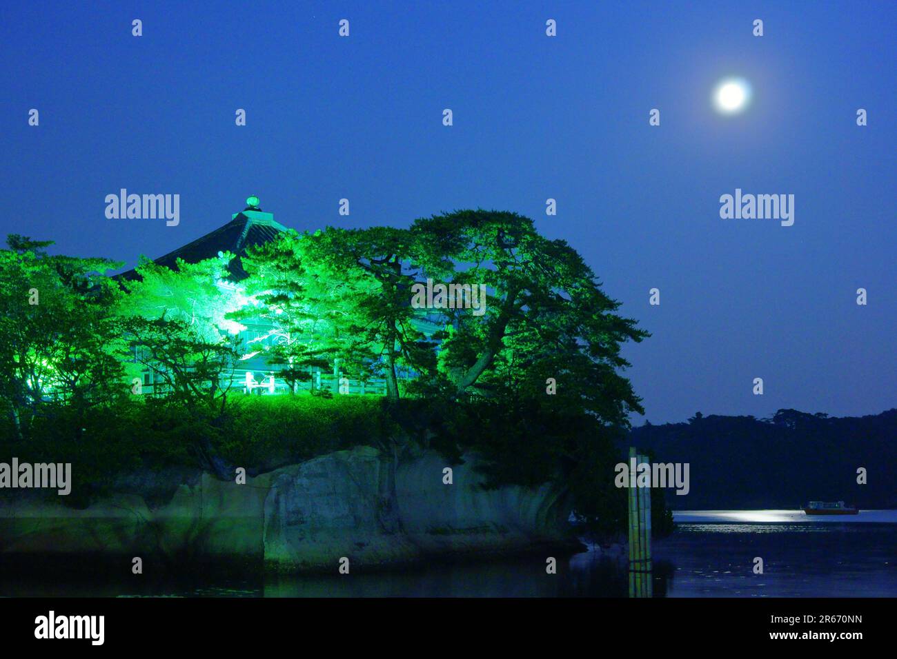 Notte illuminata dalla luna alla Sala Godaido a Matsushima Foto Stock