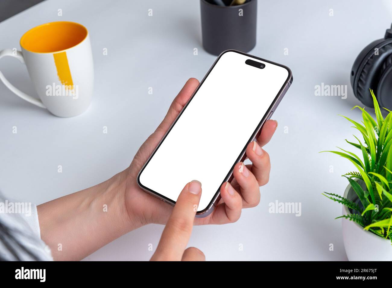 Smartphone mockup. Le donne utilizzano il telefono cellulare. Schermata bianca isolata per la presentazione dell'app. Scrivania da ufficio Foto Stock