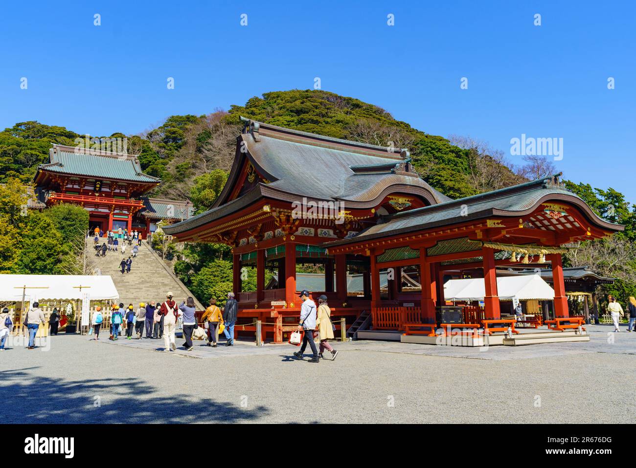 Cielo blu e Tsurugaoka Hachimangu Santuario Foto Stock