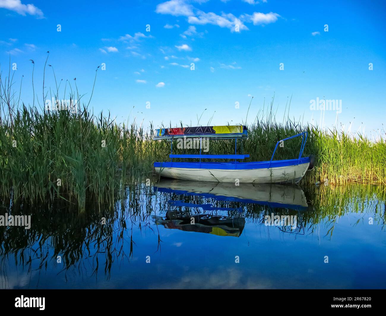 Barca da pesca in attesa al lago Ohrid in mattinata. Foto Stock