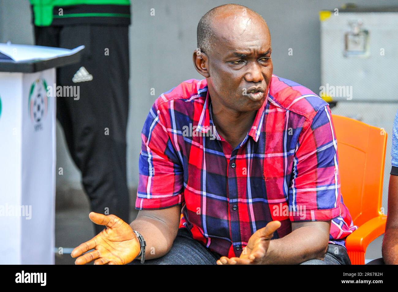 La Nigeria Professional Football League (NPFL). Allenatore Baba Ganaru of Lobi Stars, Super League match tra Lobi Stars ed Enyimba alla Mobolaji Bank, Anthony Stadium. Lagos, Nigeria. Foto Stock