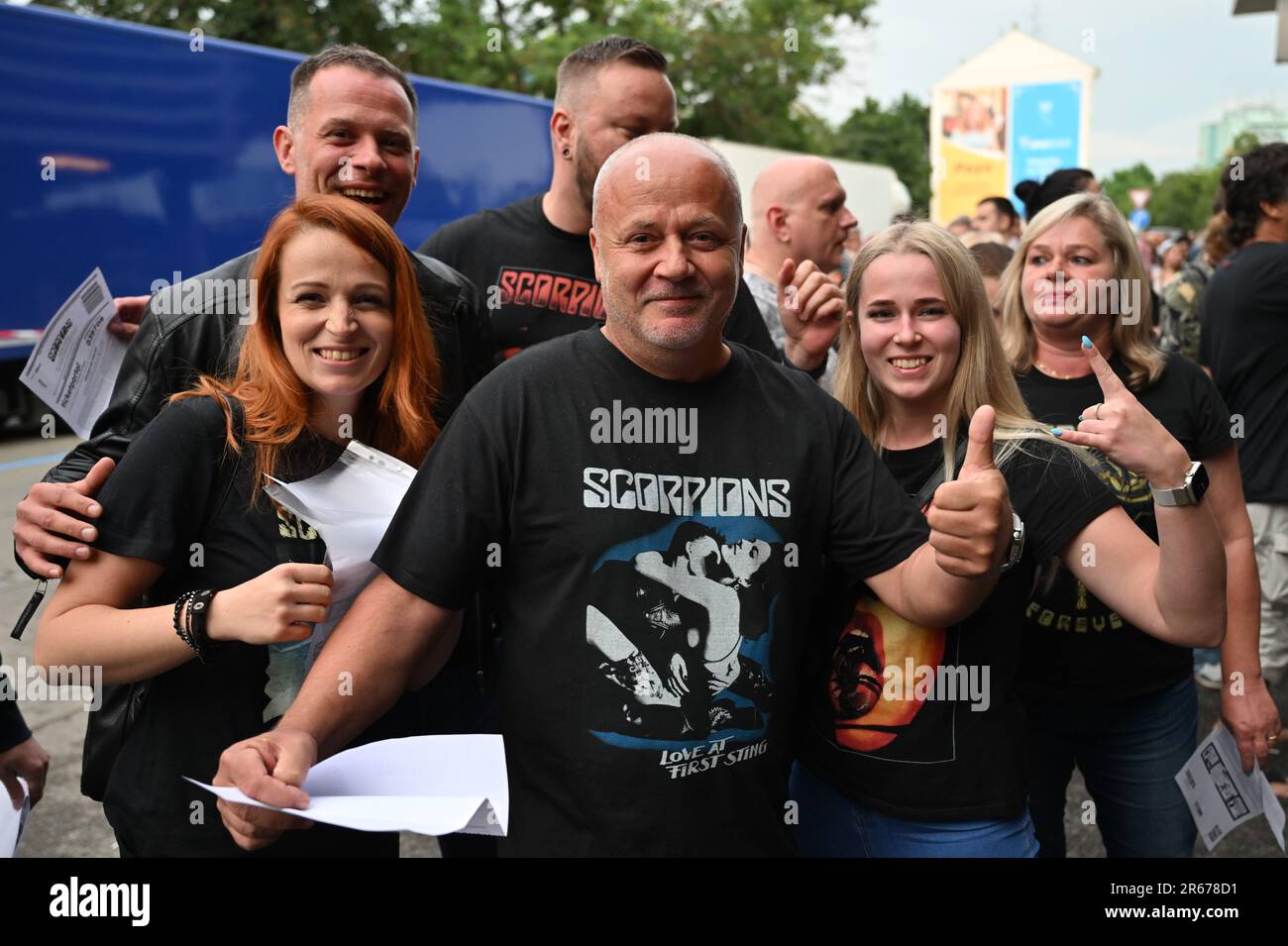 Brno, Repubblica Ceca. 07th giugno, 2023. I fan della rock band tedesca Scorpions arrivano al concerto del gruppo il 7 giugno 2023 a Brno, Repubblica Ceca. Credit: Vaclav Salek/CTK Photo/Alamy Live News Foto Stock