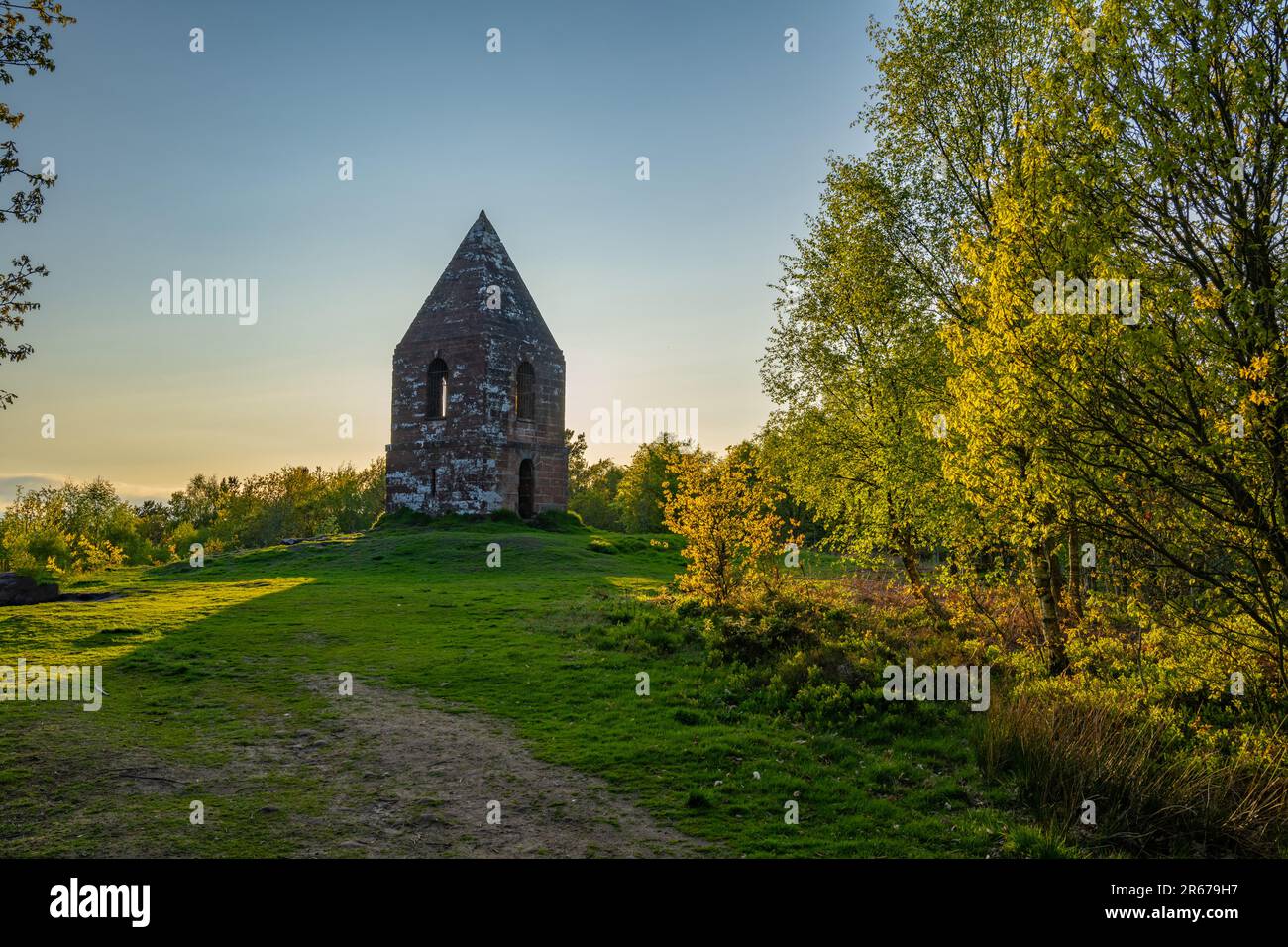 Il Beacon sopra Penrith Cumbria al tramonto in tarda serata primaverile Foto Stock