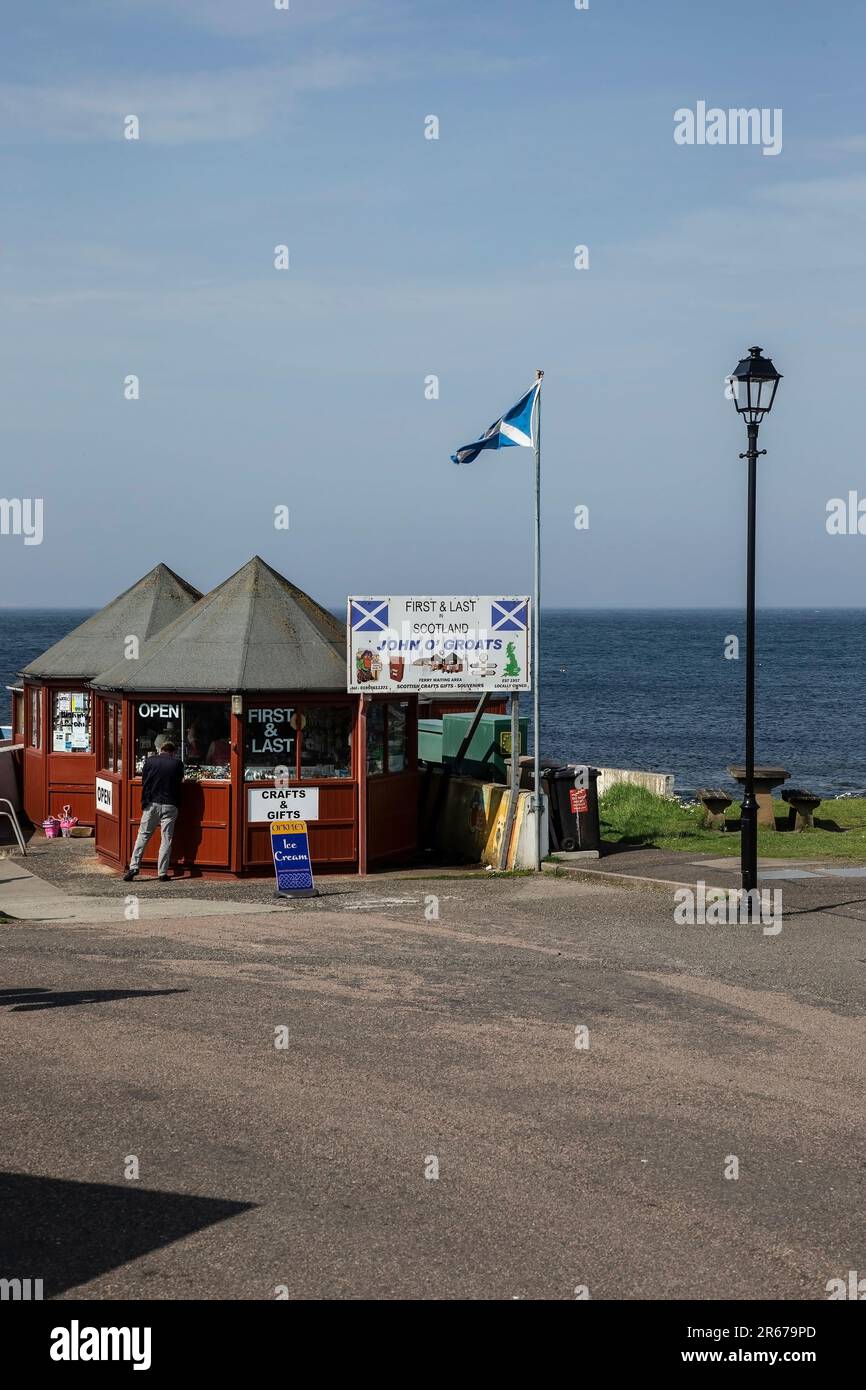 Chiosco a John o'Groats nell'estremo nord della Scozia che vende articoli artigianali e regali, dolciumi e souvenir e prodotti di marca First & Last Foto Stock