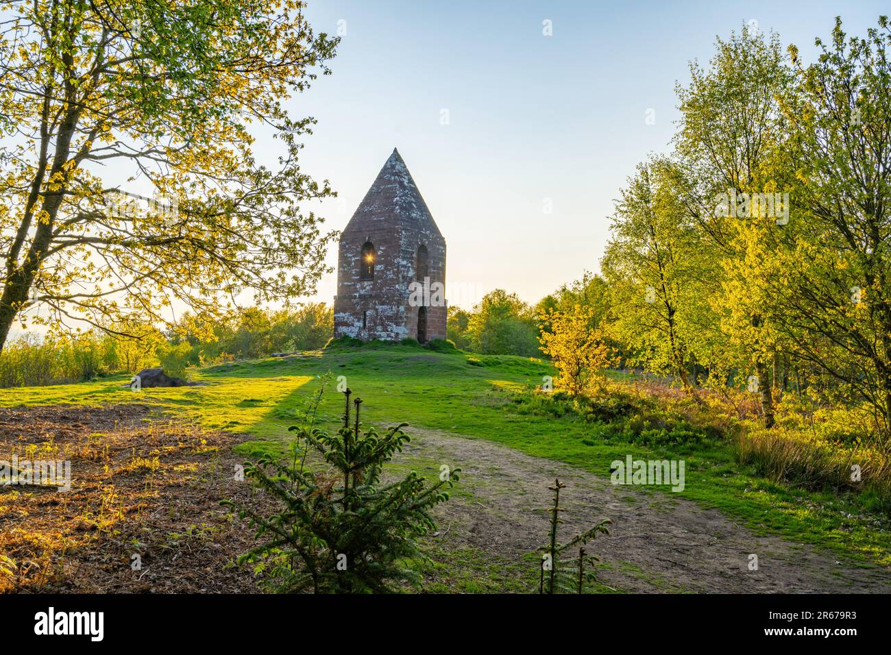 Il Beacon sopra Penrith Cumbria al tramonto in tarda serata primaverile Foto Stock