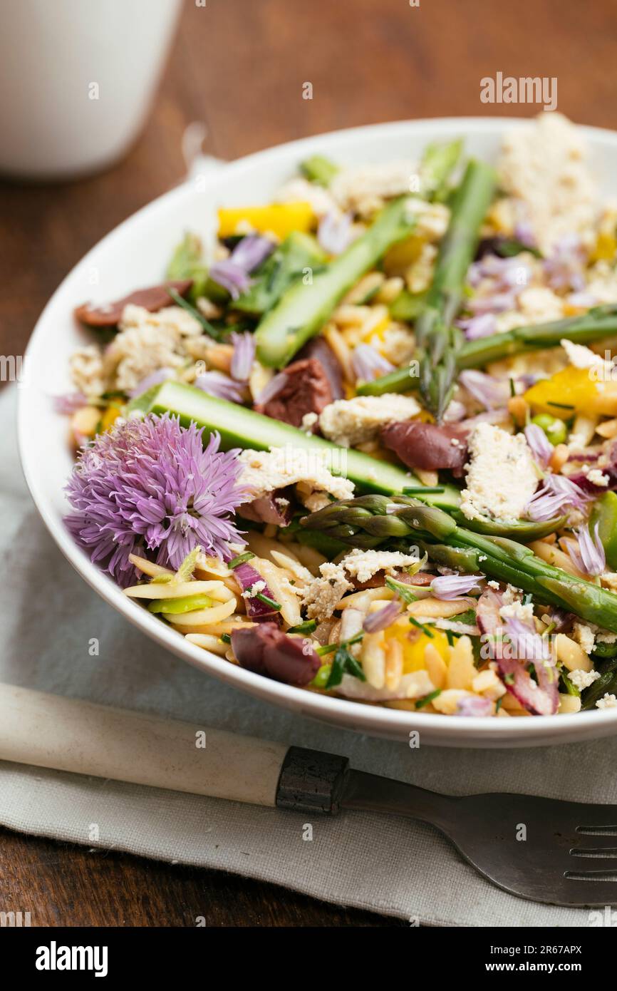 Ciotola con insalata di orzo fatta in casa con asparagi, fave e olive kalamata Foto Stock