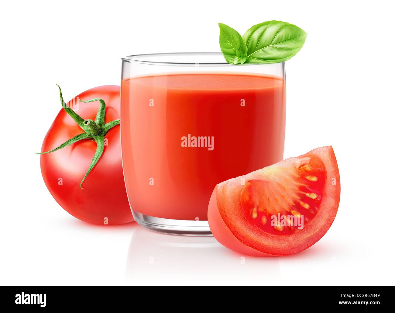 Succo di pomodoro in vetro e pomodori tagliati, isolati su fondo bianco Foto Stock
