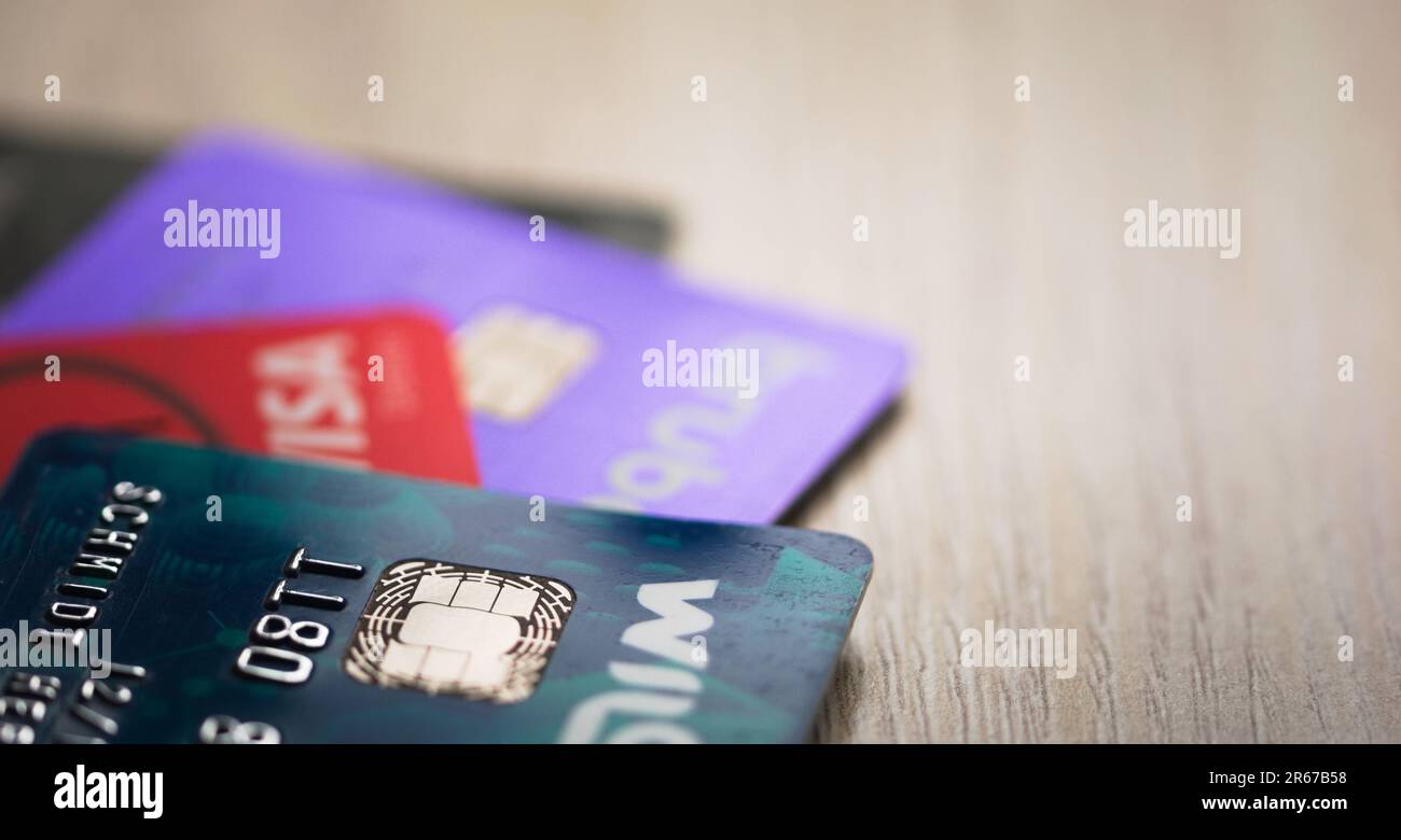 Carte di credito su un tavolo di legno. Messa a fuoco selettiva, primo piano, concetto. Foto Stock