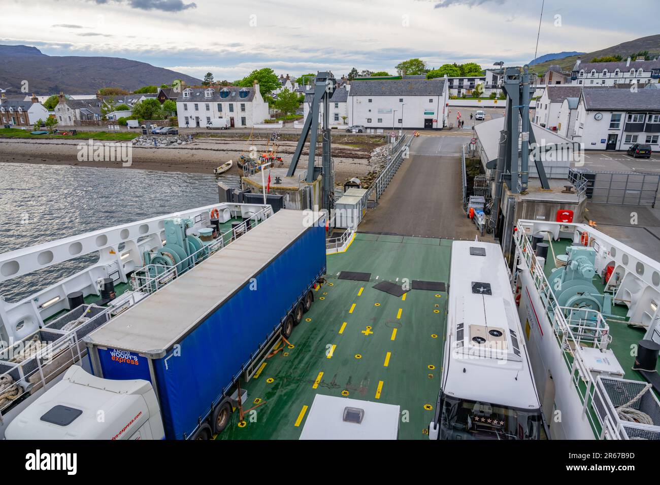 Guardando giù sul ponte auto del traghetto Calmac Loch Seaforth in Ullapool Scozia Foto Stock