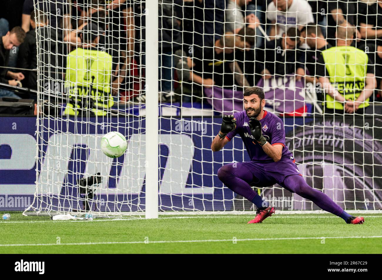 Praga, Repubblica Ceca. 07th giugno, 2023. Il portiere Pietro Terracciano (1) di Fiorentina si sta riscaldando prima della finale della UEFA Europa Conference League tra Fiorentina e West Ham United alla Fortuna Arena di Praga. Credit: Gonzales Photo/Alamy Live News Foto Stock