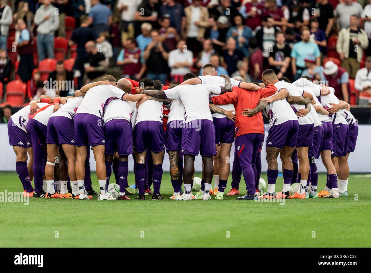 Praga, Repubblica Ceca. 07th giugno, 2023. I giocatori di Fiorentina si uniscono in una barzelletta al warm up prima della finale della UEFA Europa Conference League tra Fiorentina e West Ham Uniti alla Fortuna Arena di Praga. Credit: Gonzales Photo/Alamy Live News Foto Stock