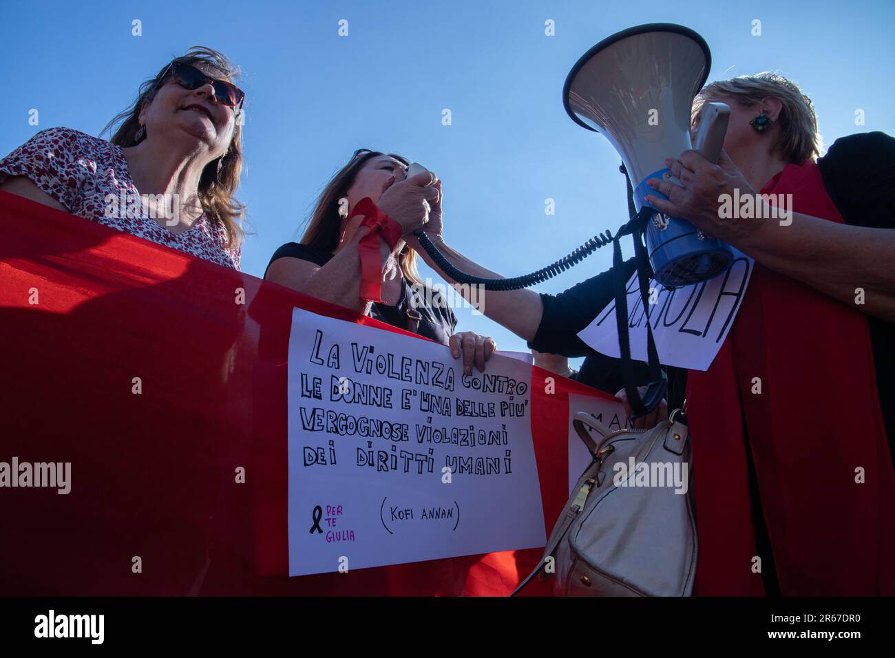 Napoli, Italia, 07/06/2023, la mob flash che si è svolta in Piazza del Plebiscito a Napoli per ricordare Giulia Tramontano, la giovane donna di Sant'Antimo (Napoli) uccisa a Milano dal suo compagno Alessandro Imagnatiello, da cui si aspettava anche un bambino, era affollata Foto Stock