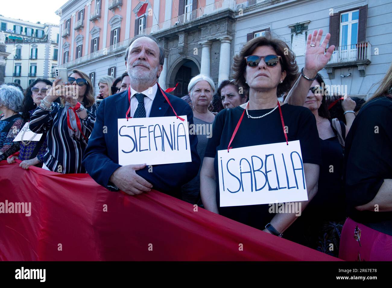 Napoli, Italia, 07/06/2023, la mob flash che si è svolta in Piazza del Plebiscito a Napoli per ricordare Giulia Tramontano, la giovane donna di Sant'Antimo (Napoli) uccisa a Milano dal suo compagno Alessandro Imagnatiello, da cui si aspettava anche un bambino, era affollata Foto Stock