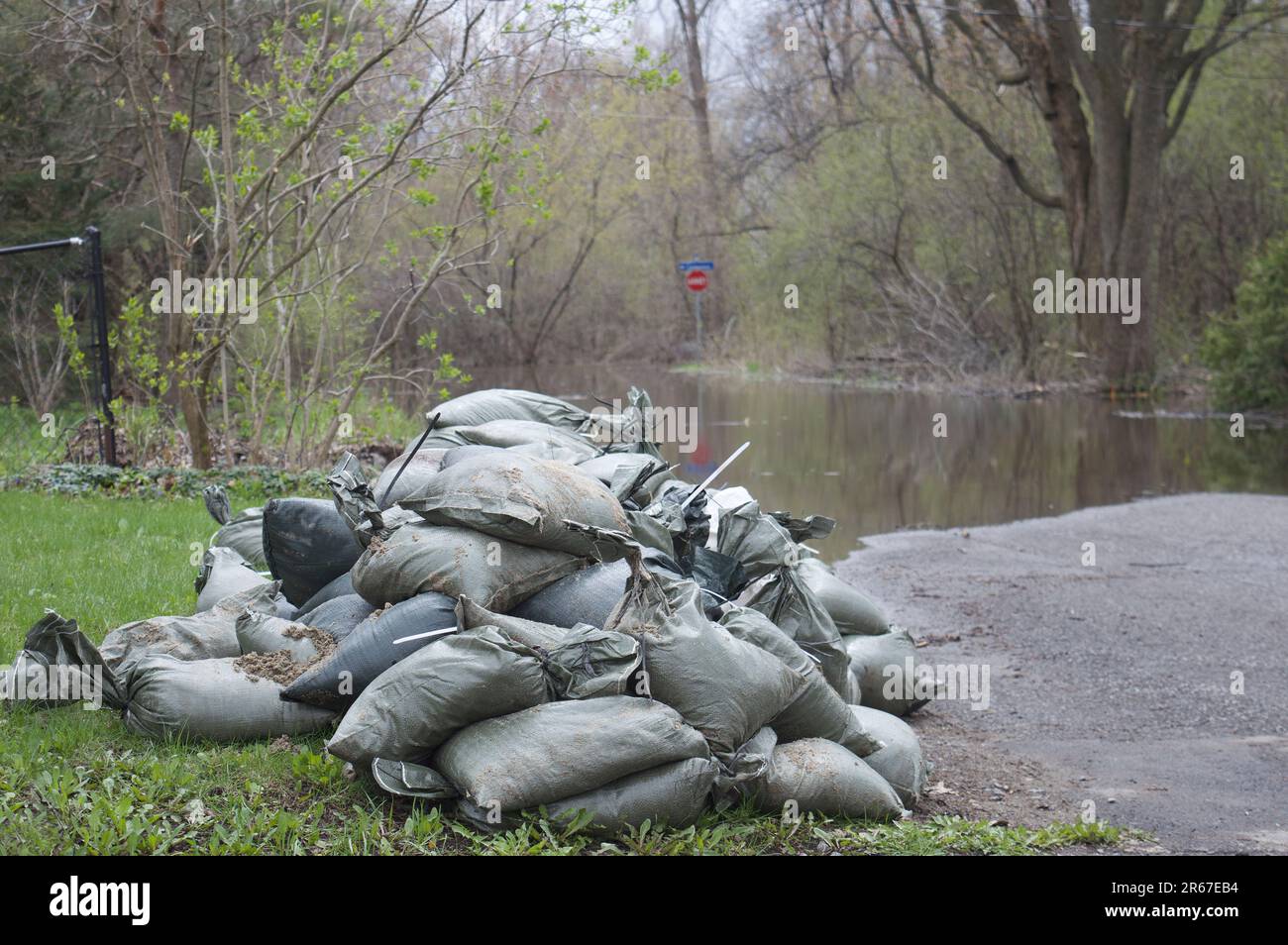 I proprietari di case si preparano per l'arrivo di acqua alluvionale nel Quebec occidentale, Canada Foto Stock